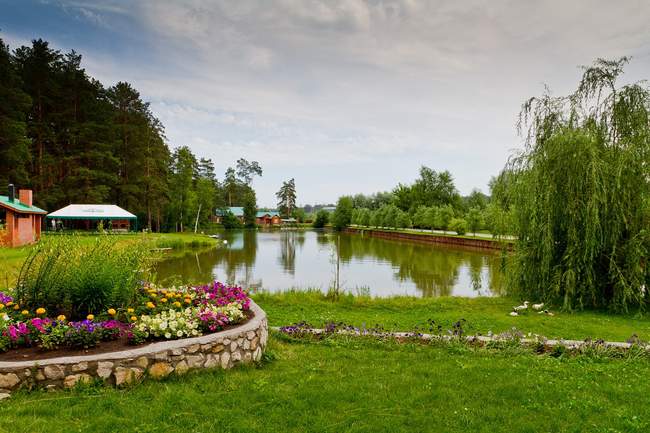 Цветник у озера