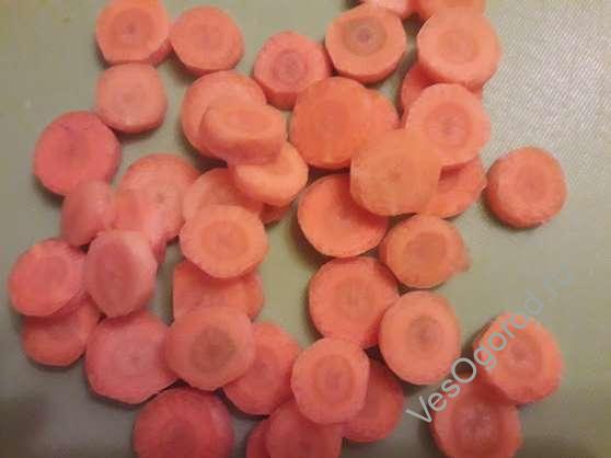 Нарезаем морковь кружочками на зиму