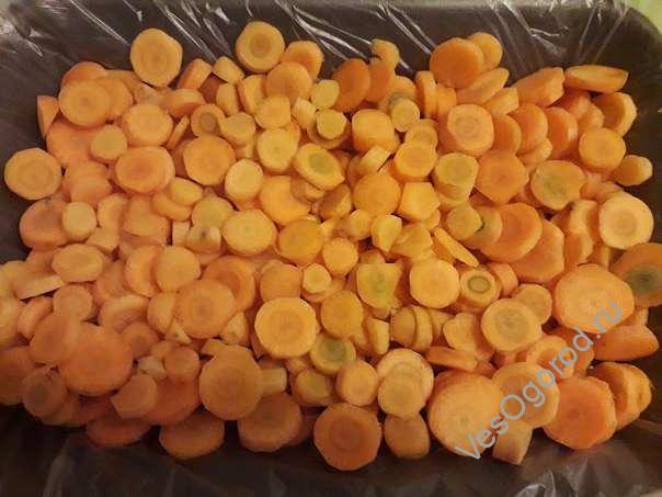 Равномерно распределяем морковь тонким слоем