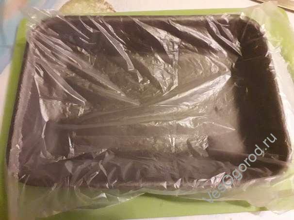 Укладываем на дно листа целофан